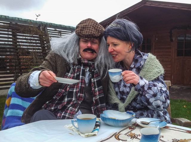 Susan og Bodil hjalp til på Sværdkamp sidste år, hvor de bl.a. stod på post på dagløbetklædt ud som plejehjemsbeboere.